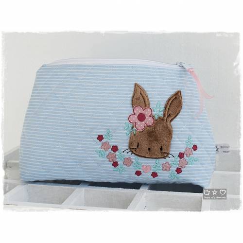 Kosmetik-/Windeltasche hellblau mit Hasenkopf und Blüten, personalisierbar