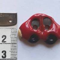 Handgearbeiteter Keramikknopf in Form eines kleinen, roten Autos. Jeder Knopf ein Unikat. Ca. 2cm groß. Bild 2