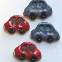 Handgearbeiteter Keramikknopf in Form eines kleinen, roten Autos. Jeder Knopf ein Unikat. Ca. 2cm groß. Bild 3