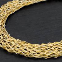 gestricktes Gold- und Silbercollier für Damen - Halskette aus 24ct vergoldetem  und versilbertem Draht - bcd manufaktur Bild 9