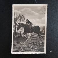 Postkarte, vintage, Fotokarte, unbeschrieben, Mädchen auf Pferd, Springreiterin, ca. 1950er Jahre, Bild 1