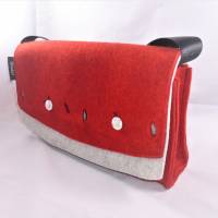 praktische und schicke Tasche im Querformat aus Wollfilz in rot. zum Umhängen, schlicht mit Schlüsselfinder Bild 2