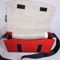 praktische und schicke Tasche im Querformat aus Wollfilz in rot. zum Umhängen, schlicht mit Schlüsselfinder Bild 3