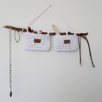 Hänge-Utensilo aus Textilgarn- zwei Körbchen an einem Ast