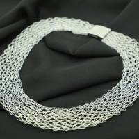 eleganter Schmuck in Grau und Silber - gestricktes Damen-Collier aus Draht mit Magnetverschluss - bcd manufaktur Bild 5