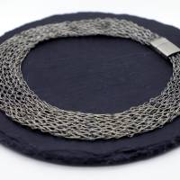 eleganter Schmuck in Grau und Silber - gestricktes Damen-Collier aus Draht mit Magnetverschluss - bcd manufaktur Bild 6