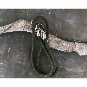 Khaki Handtaschen Gurt aus Segelseil mit silberfarbenen Karabinern in unterschiedlichen Längen