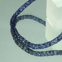 Lapislazuli-Collier gestrickt aus dunkelblauem Draht mit Magnetverschluss - das perfekte Geschenk von bcd manufaktur Bild 3