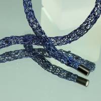 Lapislazuli-Collier gestrickt aus dunkelblauem Draht mit Magnetverschluss - das perfekte Geschenk von bcd manufaktur Bild 4