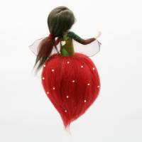 Erdbeerfee handgefilzt Bild 3