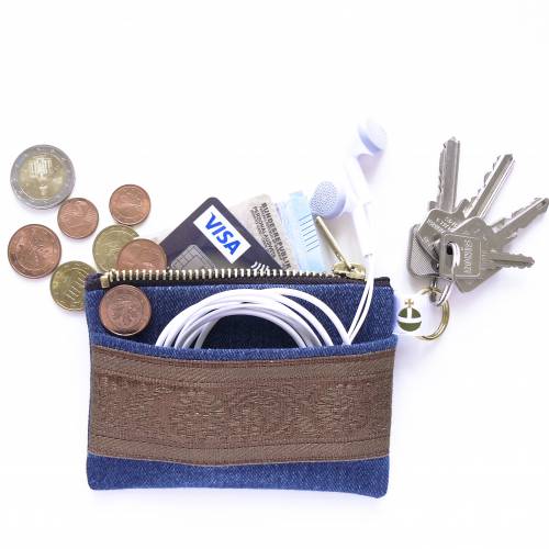 Kleine Upcycling-Jeanstasche mit brauner Brokatborte