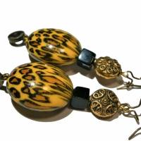 Lange Ohrringe leo Muster handbemalt safran schwarz goldfarben Geschenk für sie Bild 2