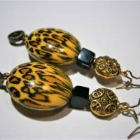 Lange Ohrringe leo Muster handbemalt safran schwarz goldfarben Geschenk für sie Bild 3
