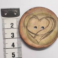 Naturknopf!  Wunderschöner Knopf aus Kokos mit aufgedrucktem Herzmotiv in dezenten Farben der Natur, ca 4cm groß Bild 3