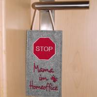 Bestickter Door-Hanger Türschild Türhänger Mama Papa im Homeoffice witzige Geschenkideen Bild 2