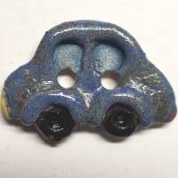 Handgearbeiteter Keramikknopf in Form eines kleinen, blauen Autos. Jeder Knopf ein Unikat. Ca. 2cm groß. Bild 1