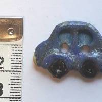 Handgearbeiteter Keramikknopf in Form eines kleinen, blauen Autos. Jeder Knopf ein Unikat. Ca. 2cm groß. Bild 2
