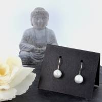 weiße Ohrringe Muschelkern MK-Perlen weiß 10 mm mit festem Silber Haken Ohrschmuck Bild 1