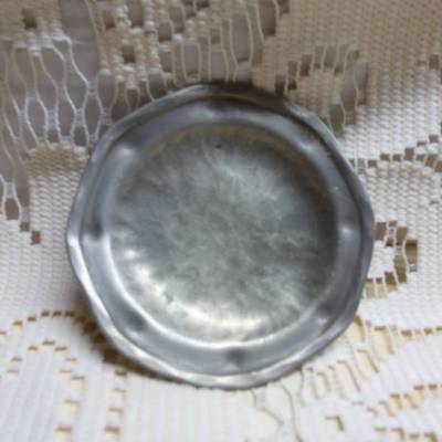 Vintage Zinnteller für die Puppenküche