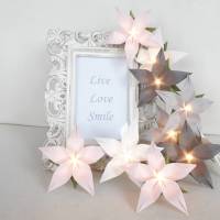 Lichterkette mit Blüten aus Papier, Frühlingsdeko Rosé Weiß Eukalyptus, Nachtlicht, Kinderzimmer Deko Mädchen, Muttertag Bild 9