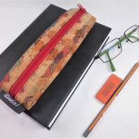 Federmäppchen aus Korkstoff mit Brillenaufbewahrung und Gummiband, Schreibutensilien an Notizbuch, Kalender Lesezeichen Bild 2