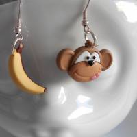 Affe mit Banane   Ohrhänger  kawaii Urwald Zunge raustreckend Bild 1