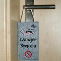 Bestickter Door-Hanger Türschild Türhänger Homeoffice Danger Keep out witzige Geschenkideen Bild 2