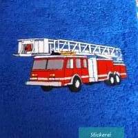 Handtuch, royalblau, 50 x 100, mit Feuerwehrauto und nach Wunsch mit Namen Bild 1