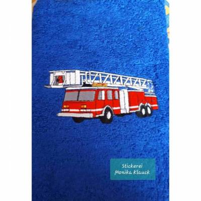 Handtuch, royalblau, 50 x 100, mit Feuerwehrauto und nach Wunsch mit Namen