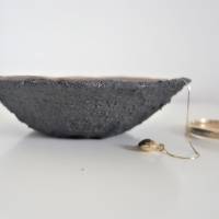 Handgemachte Dekoschale aus Ton Industrial Design | Schüssel grau gold | runde Schale zur Wohnzimmerdeko | Dekoteller al Bild 9