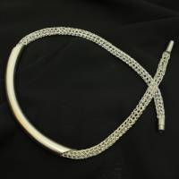 moderne Damen-Halskette gehäkelt aus Silberdraht, mittig mit silberfarbenem Röhrchen - bcd manufaktur Bild 1