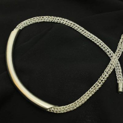 moderne Damen-Halskette gehäkelt aus Silberdraht, mittig mit silberfarbenem Röhrchen - bcd manufaktur
