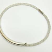 moderne Damen-Halskette gehäkelt aus Silberdraht, mittig mit silberfarbenem Röhrchen - bcd manufaktur Bild 10