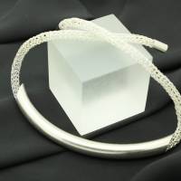 moderne Damen-Halskette gehäkelt aus Silberdraht, mittig mit silberfarbenem Röhrchen - bcd manufaktur Bild 3