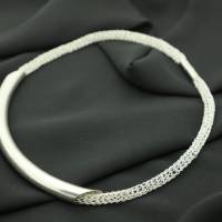 moderne Damen-Halskette gehäkelt aus Silberdraht, mittig mit silberfarbenem Röhrchen - bcd manufaktur Bild 4