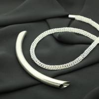 moderne Damen-Halskette gehäkelt aus Silberdraht, mittig mit silberfarbenem Röhrchen - bcd manufaktur Bild 5