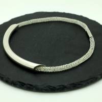 moderne Damen-Halskette gehäkelt aus Silberdraht, mittig mit silberfarbenem Röhrchen - bcd manufaktur Bild 6