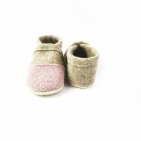 Hausschuhe für Kinder aus Wollfilz mit rosa Kappe und einer Sohle aus pflanzlich gegerbtem Leder Bild 4