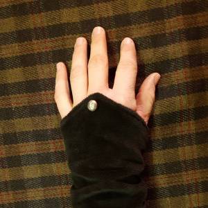 Schwarze Samtstulpen mit Distel Knopf aus Metall, schwarze Pulswärmer, schwarze Stulpen, Armstulpen Samt, Schottland, Co Bild 2