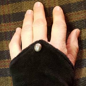 Schwarze Samtstulpen mit Distel Knopf aus Metall, schwarze Pulswärmer, schwarze Stulpen, Armstulpen Samt, Schottland, Co Bild 3
