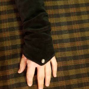 Schwarze Samtstulpen mit Distel Knopf aus Metall, schwarze Pulswärmer, schwarze Stulpen, Armstulpen Samt, Schottland, Co Bild 4