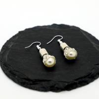 elegante Ohrhänger mit Perlen in einem versilberten Käppchen und versilberten Hängern Bild 1