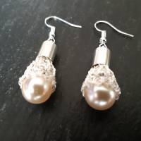 elegante Ohrhänger mit Perlen in einem versilberten Käppchen und versilberten Hängern Bild 2
