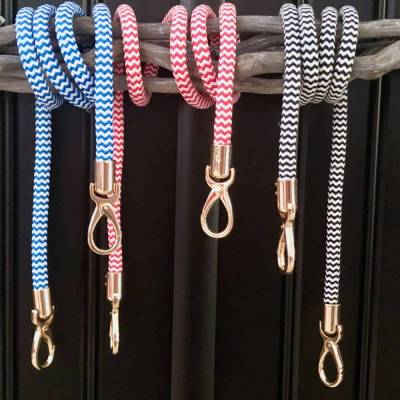 Taschenhenkel aus Segelseil mit goldfarbenen Karabinern in unterschiedlichen Farben und Längen