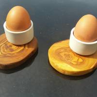 2er Set Eierbecher FLORENZ aus Porzellan auf rustikalem Olivenholzsockel Bild 3