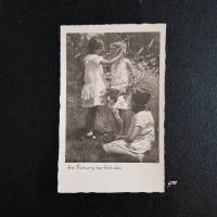 Postkarte, vintage, Fotokarte drei Mädchen im Gras schmücken mit Gräsern, ca. 50er Jahre, Bild 1