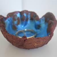 Handgemachte Dekoschale aus Ton in Rostoptik | Schüssel Industrial Design | blaue Schale zur Wohnzimmerdeko | Dekoteller Bild 1