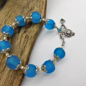 Armband aus afrikanischen Krobo Recyclingglas Perlen - türkis-blau,silber - 21 cm Bild 2
