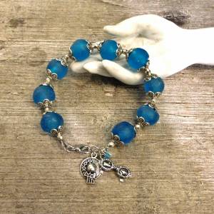 Armband aus afrikanischen Krobo Recyclingglas Perlen - türkis-blau,silber - 21 cm Bild 6