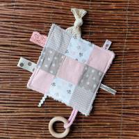 Baby Knistertuch mit Beißring Schmusetuch Patchwork beige/rosa/weiß ca. 18x18cm "Pfoten/Sterne" Bild 1